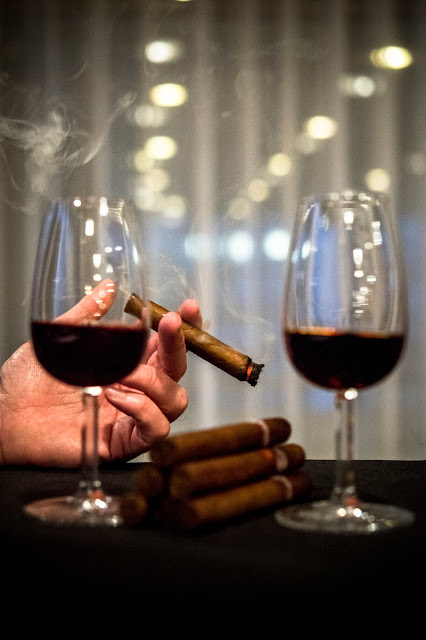 Real Companhia Velha Vintage 1957 Royal Oporto Tawny 40 Anos Montecristo N.º 5 Cohiba Robusto